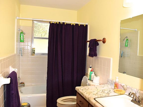 Mstr Bath w/tub n WI Closet