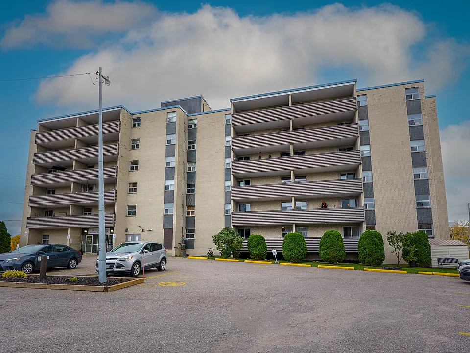 105 Giroux St #208