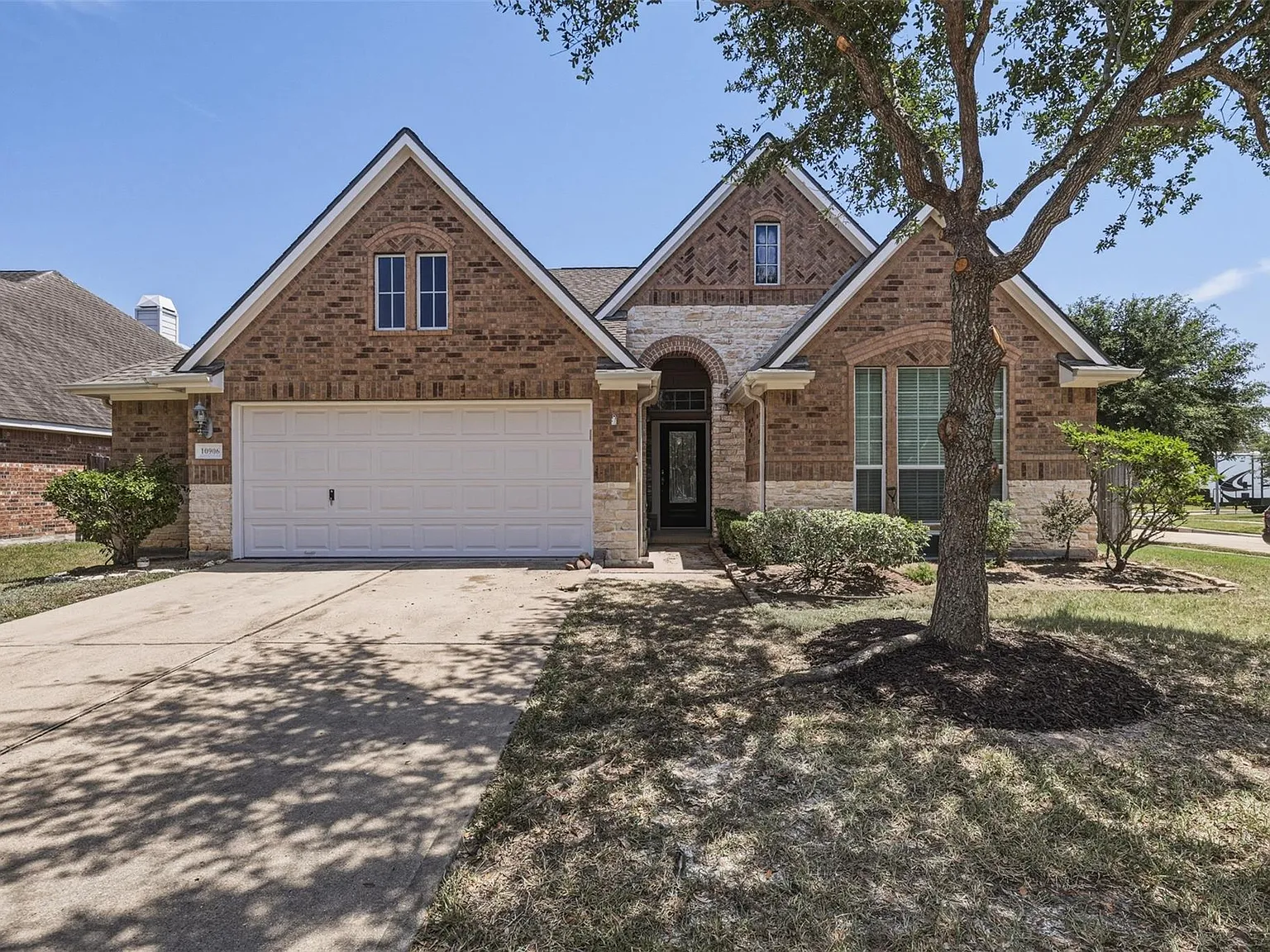 3 bed, 2.0 bath, 2151 sqft, $2,800 — Photo 1