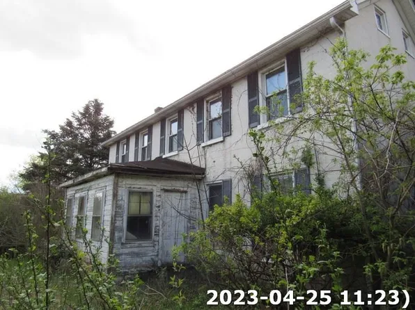 29 Meadow Dr, Bentleyville, PA 15314