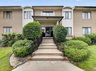 31915 W Forteen Mile Rd, Farmington, MI 48334
