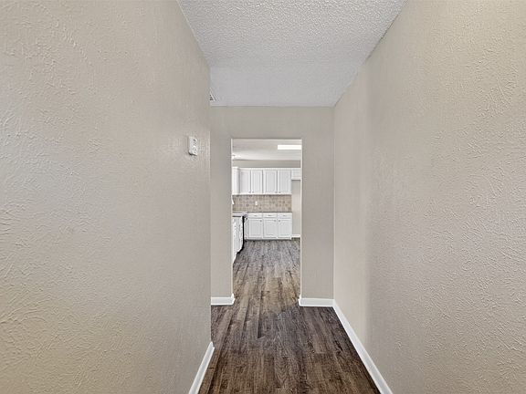 4th image of 701 Harrison Ln