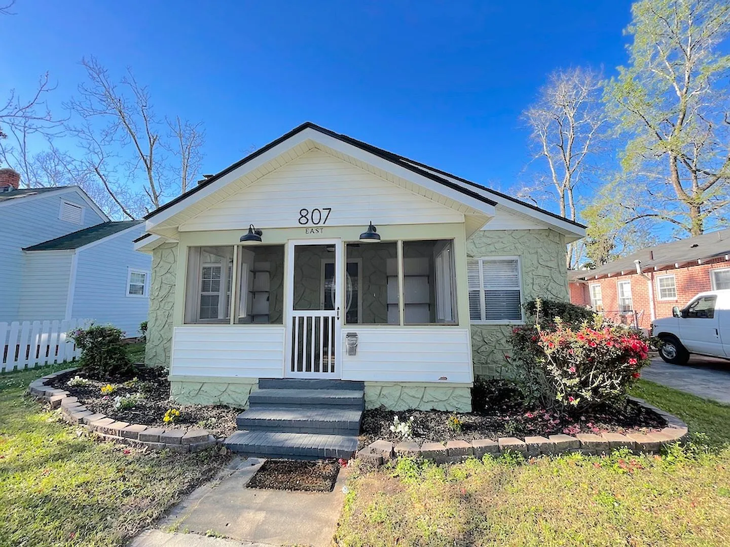 3 Bed | 2 Bath | Midtown | Fenced Yard — Photo 1