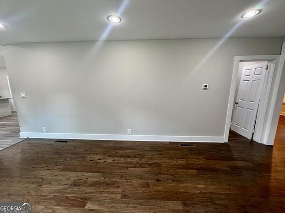 5th image of 2025 Venetian Dr SW