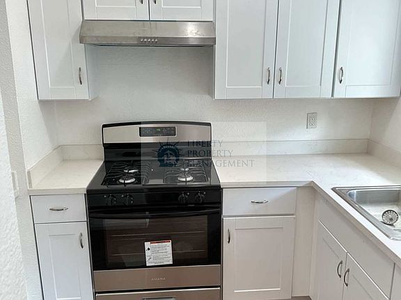 4th image of 430 E Acacia St #10