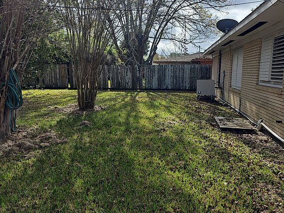 2nd image of 18 S Pin Oak Dr