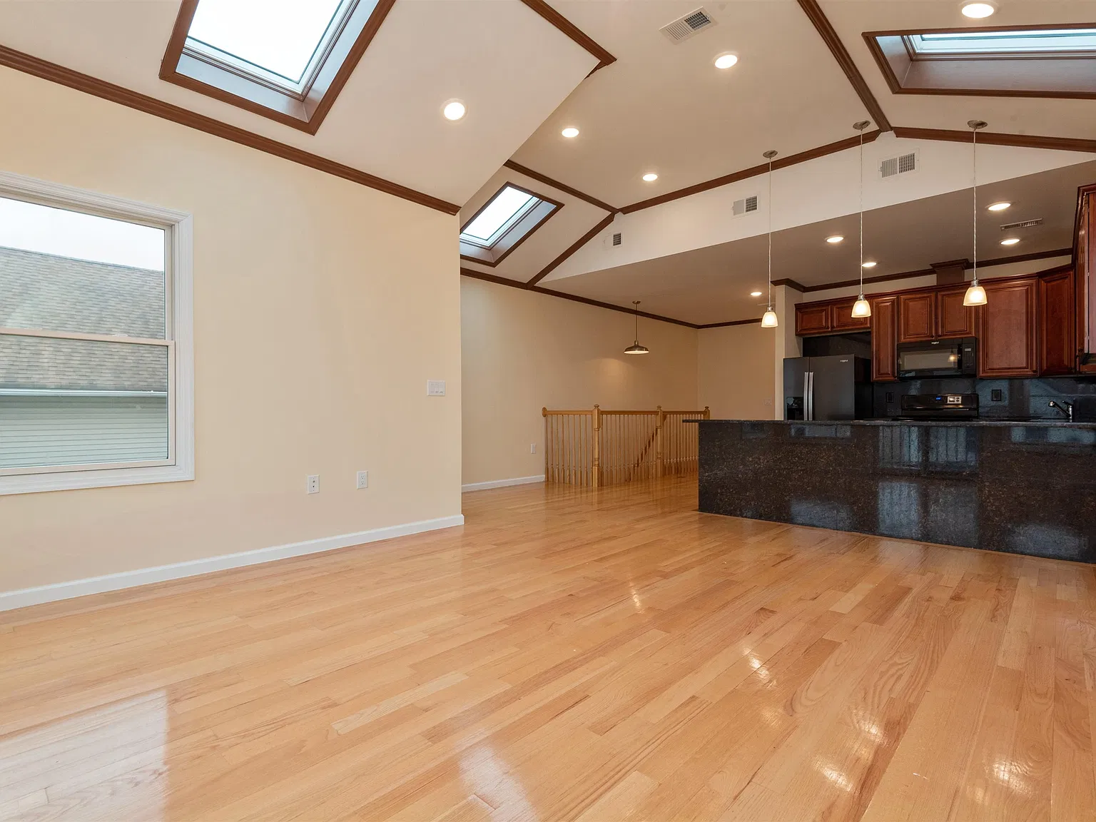 3 bed, 2.0 bath, 1450 sqft, $2,700 — Photo 3