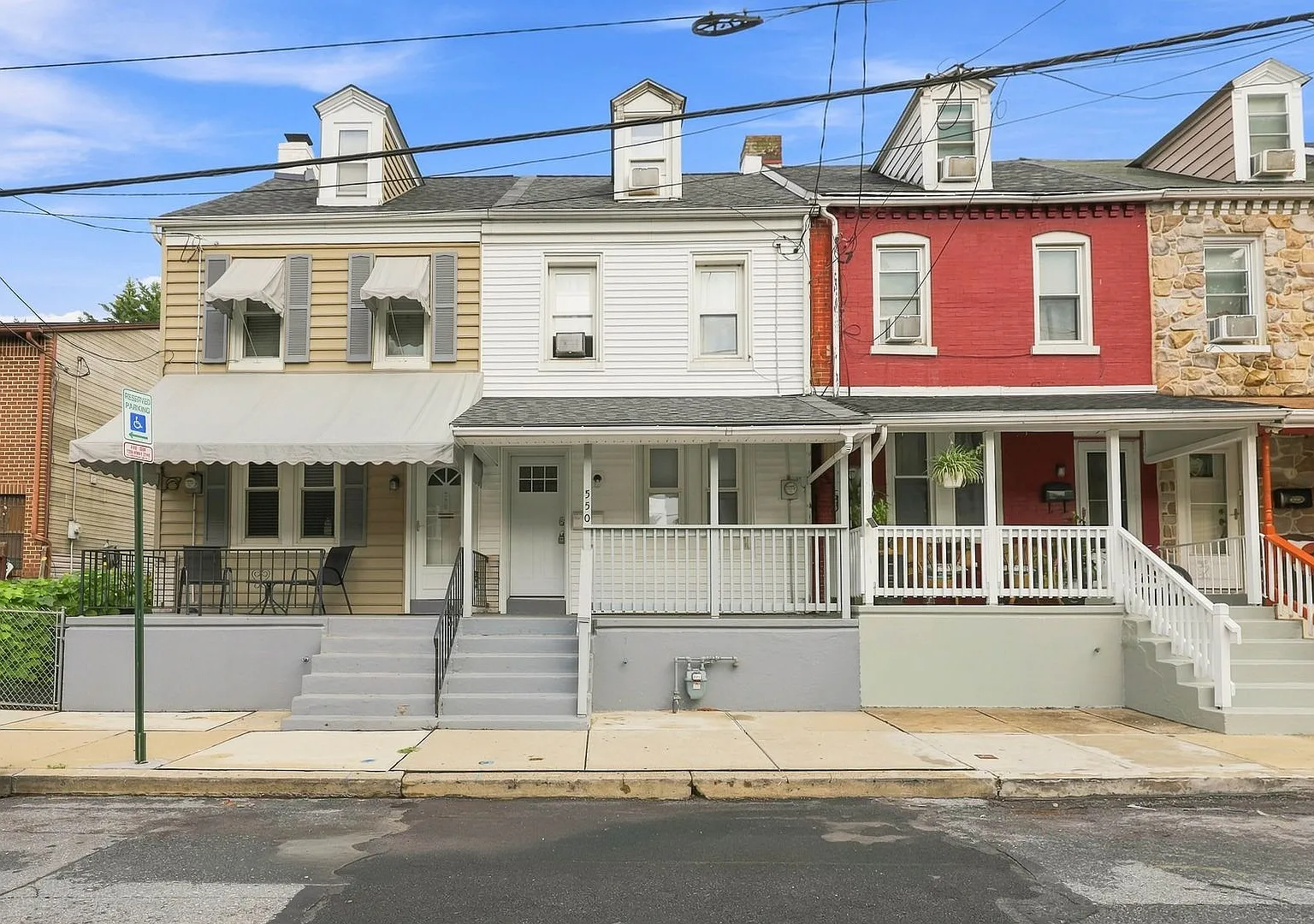 Beautiful 3 Bed 1 Bath Available Now — Photo 1