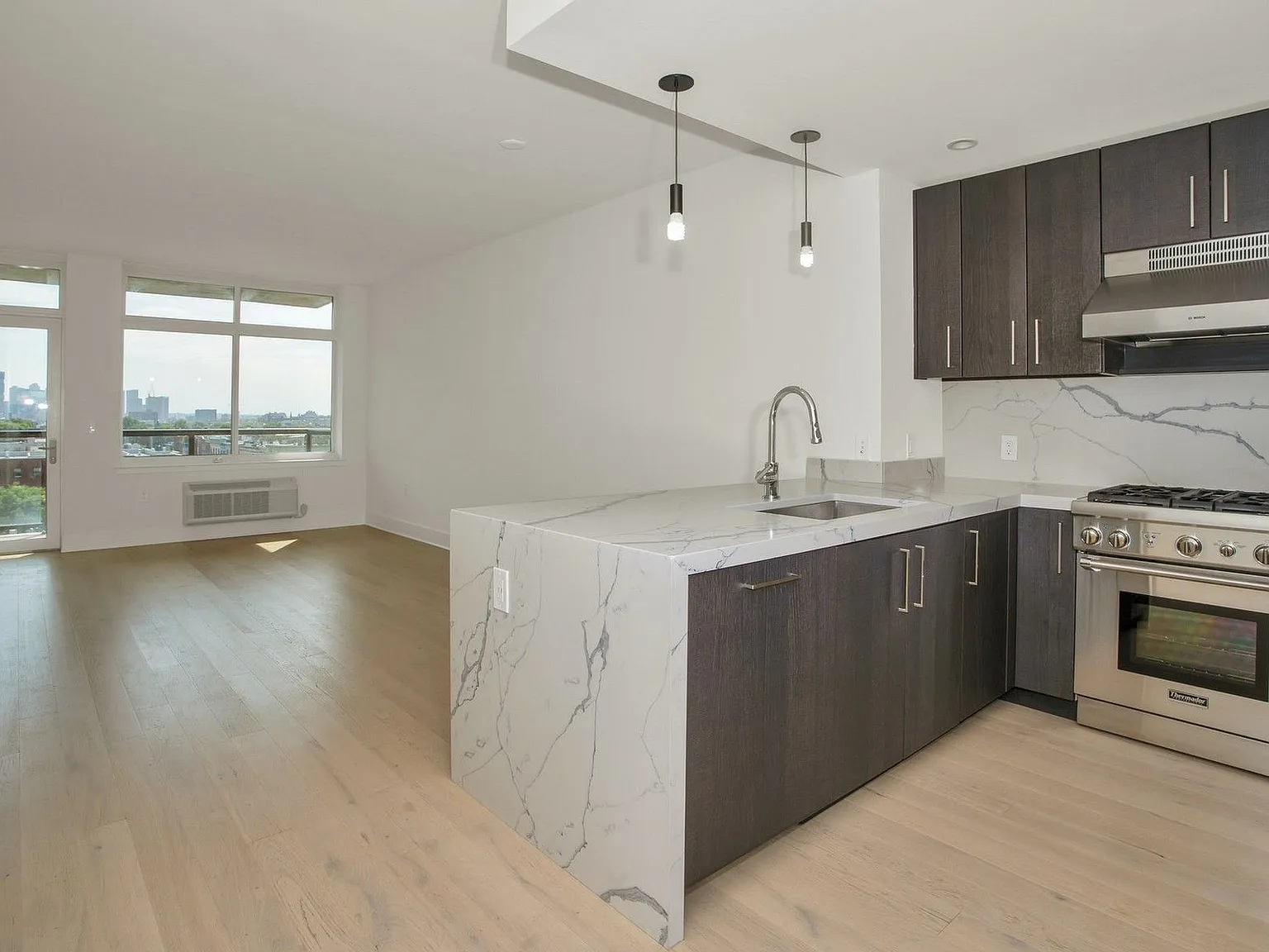 1400 Hudson St — Photo 2