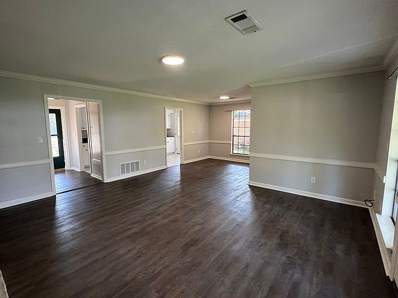 3rd image of 3233 Hillcrest Ln