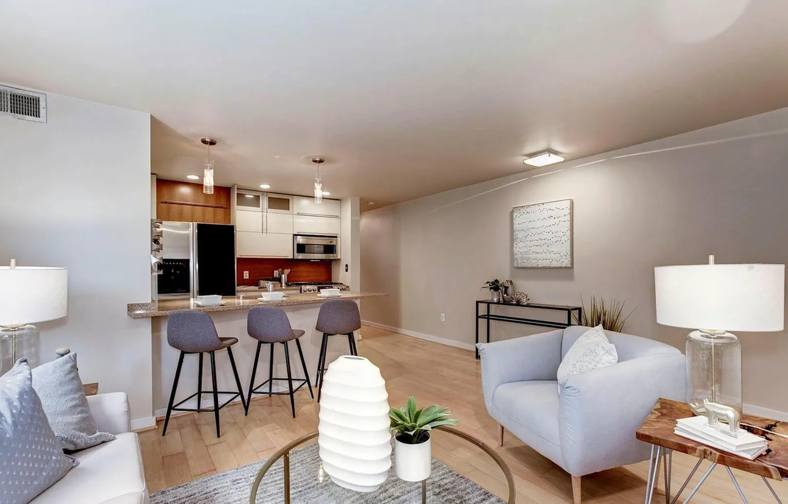 2 bed, 780 sqft, $3,200 — Photo 2