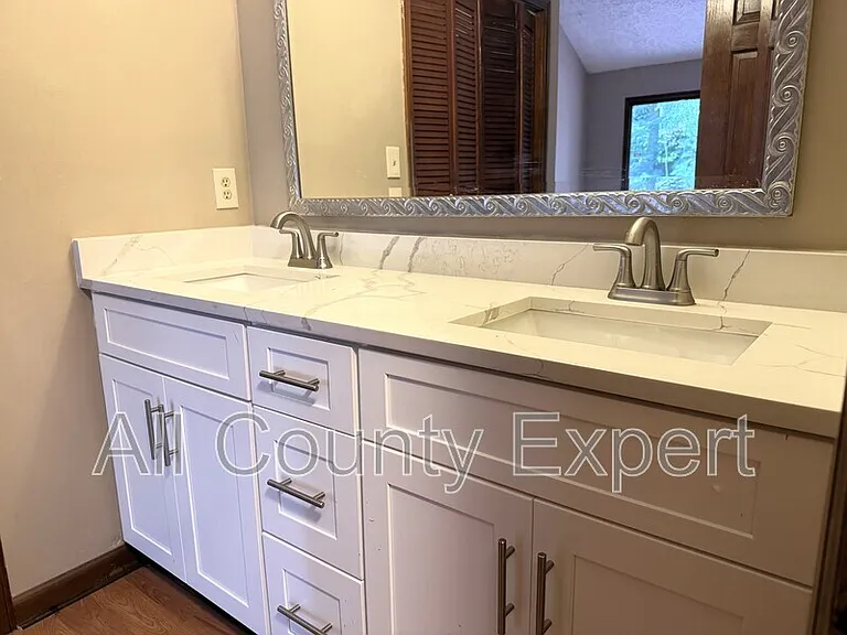 1302 Colony Dr — Photo 16