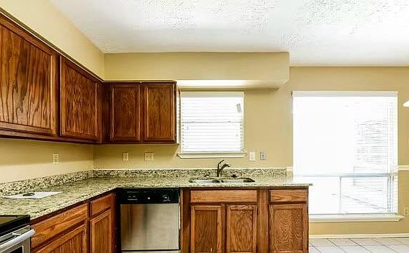 5th image of 11906 Woolford Dr