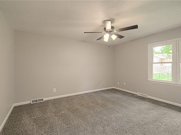 5th image of 924 Canterbury Ln