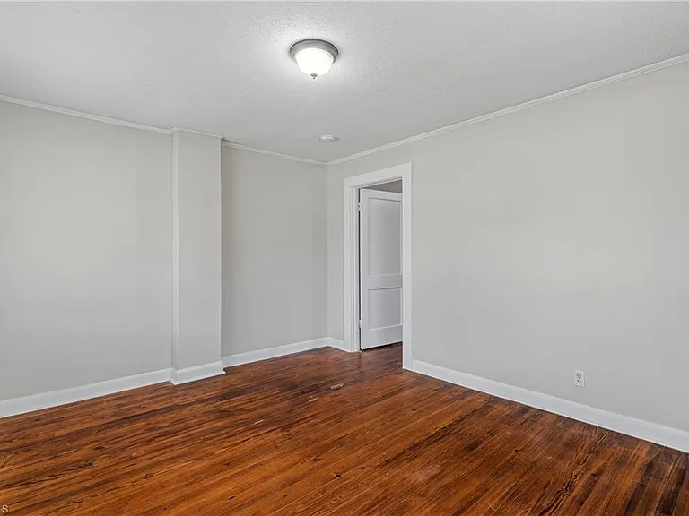 114 Charles Ave — Photo 4