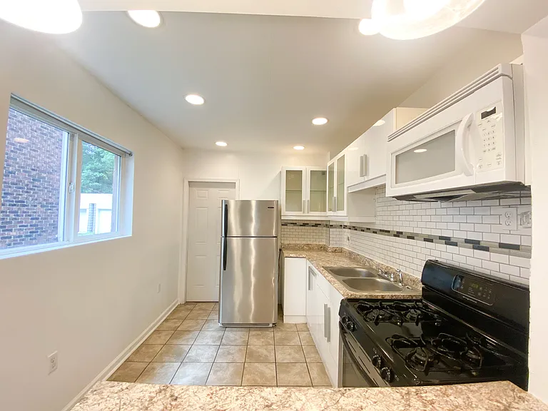 2353 Tilbury Ave — Photo 5