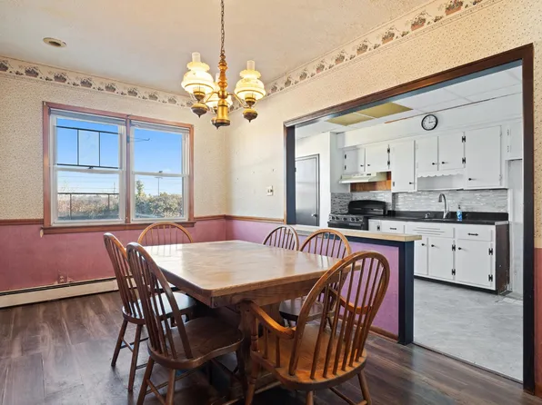 526 Avenue East image 5 of 18