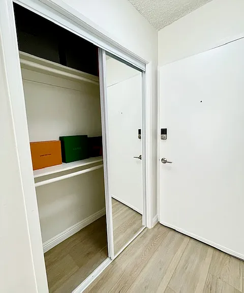 Wilshire Occidental Apts — Photo 19