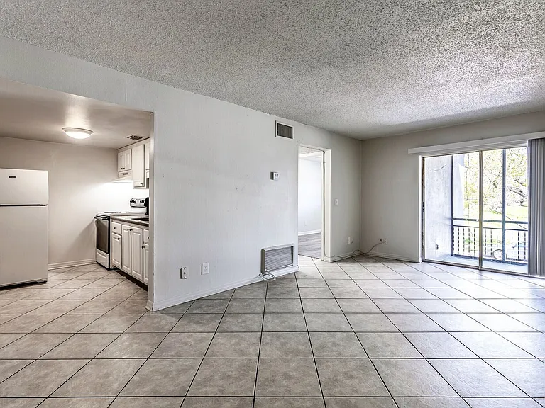 Lakeside Villas — Photo 4
