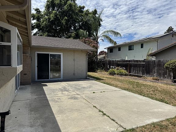 4th image of 3437 Estate Dr