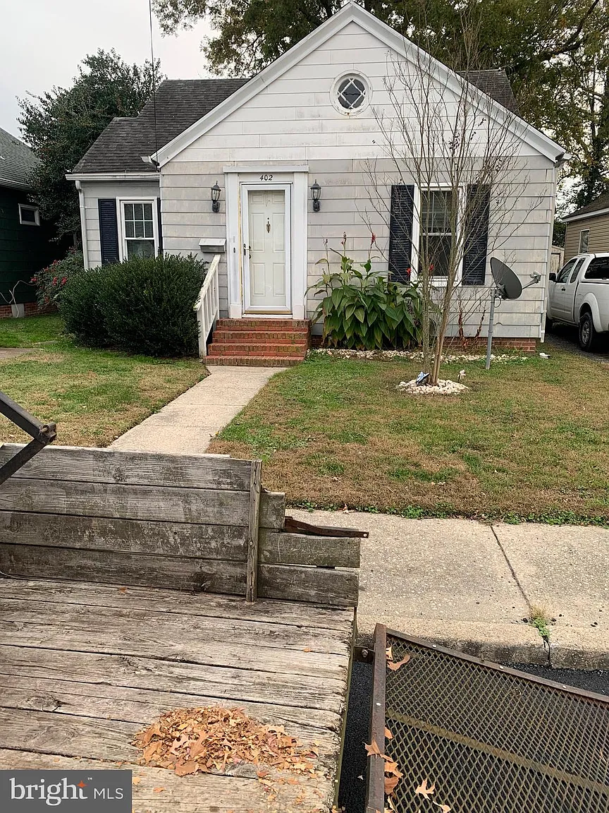 402 Oakley St photo 1