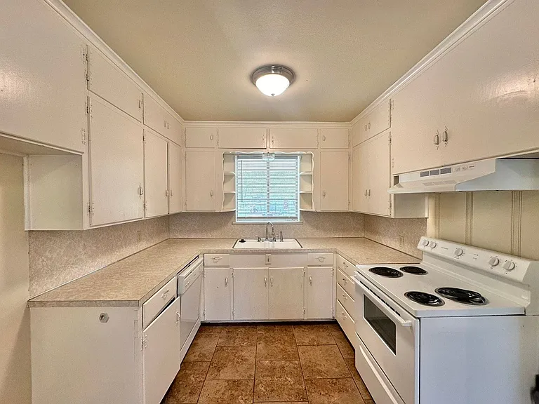 2805 Medina Dr — Photo 8