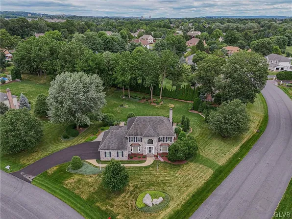 488 Magnolia Ln, Nazareth, PA 18064