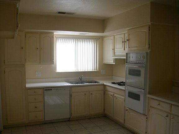 4th image of 41083 Mayberry Ave