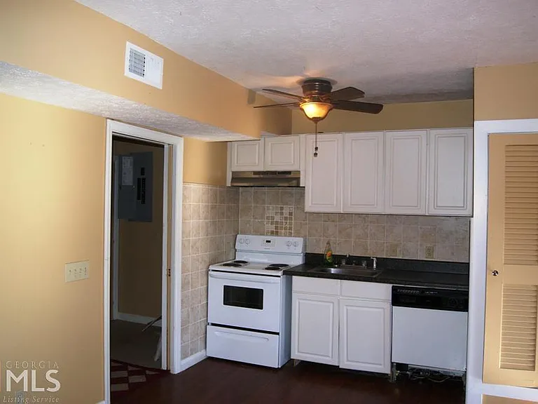 294 Longview Dr — Photo 3