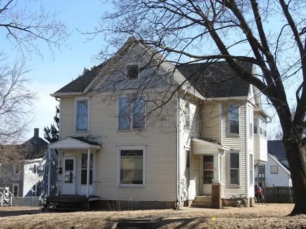 211-211 1/2 N West Ave, Freeport, IL 61032