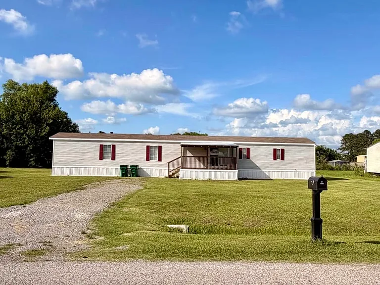 1040 Laurie Ln — Photo 1