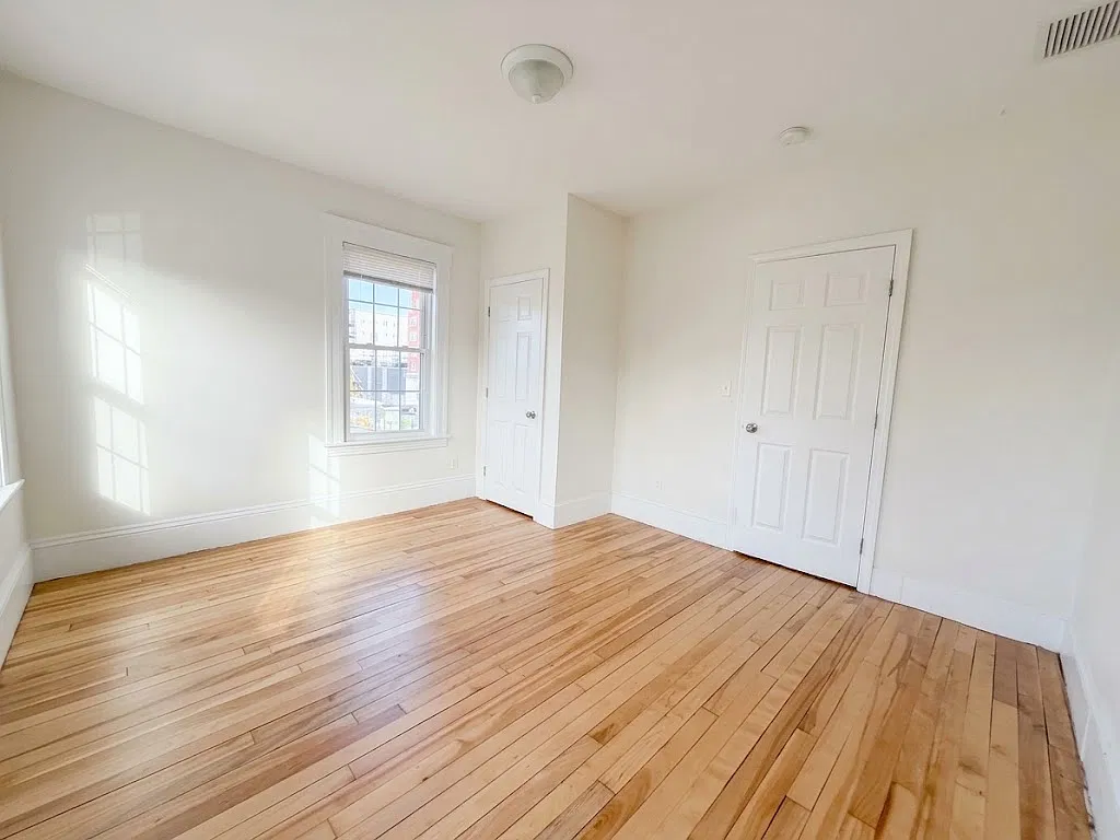 3 bed, 10 sqft, $2,000 — Photo 3