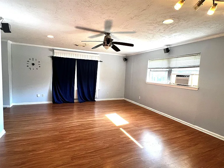 15703 Jersey Dr — Photo 3