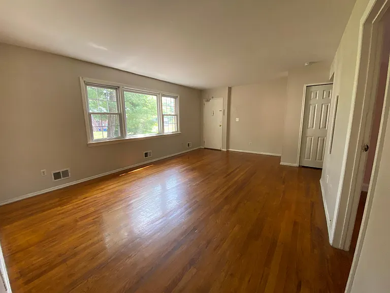 3 Stanford Dr #4A — Photo 3
