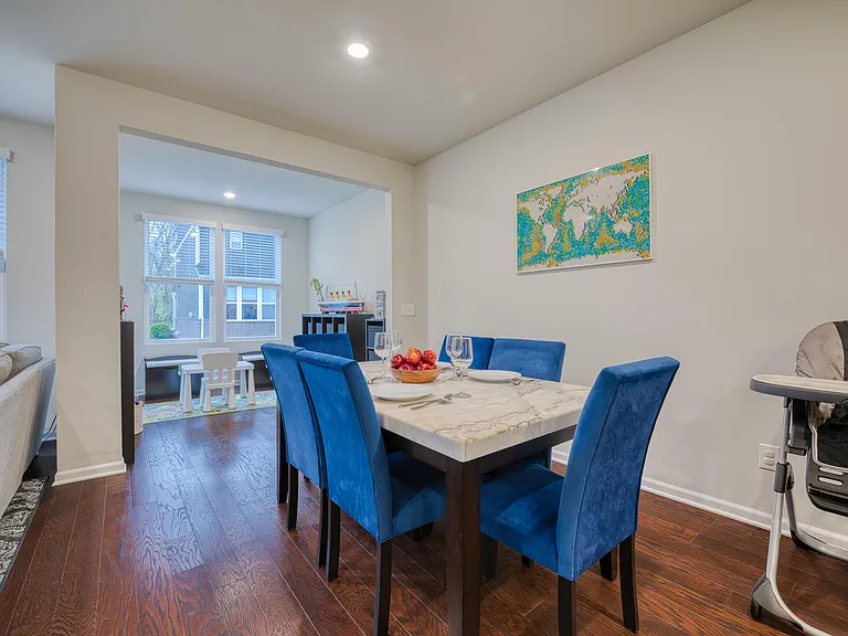 2832 Fairgrove Cres — Photo 8