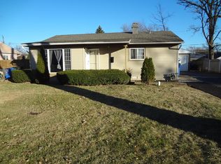 11 Evergreen Ln, Carpentersville, IL