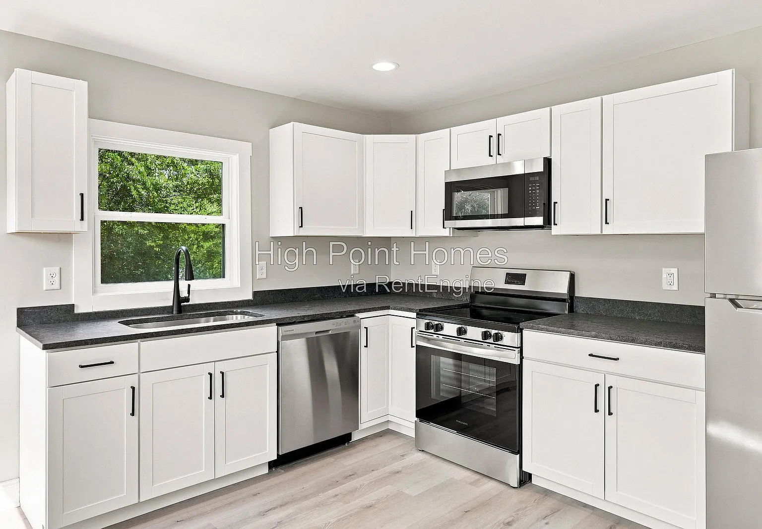 3 bed, 1.0 bath, 792 sqft, $1,285 — Photo 2