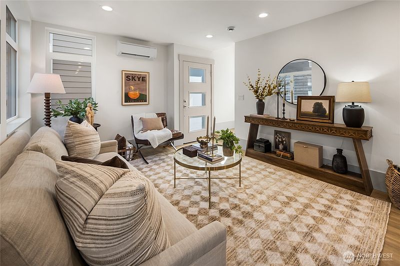 4th image of 2935 39th Avenue SW