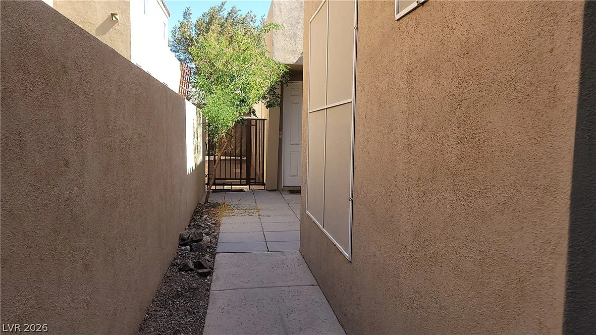 3 bed, 2.5 bath, 1977 sqft, $2,150 — Photo 2