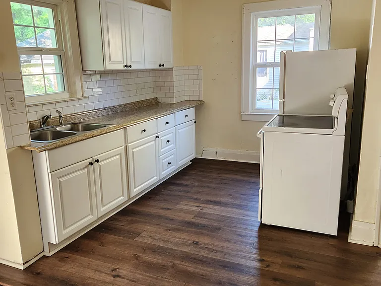 1009 N Chevrolet Ave — Photo 2