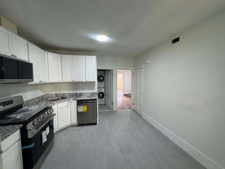 450 E 6th St #3 — Photo 10