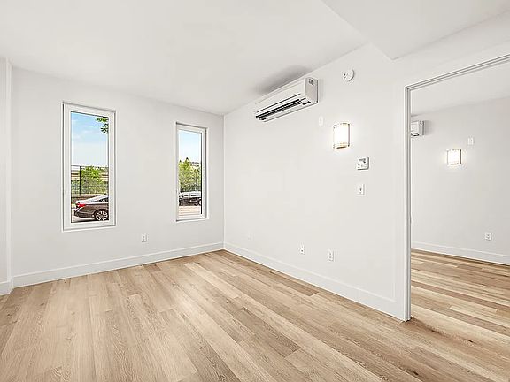 5th image of 132 Willis Ave #122