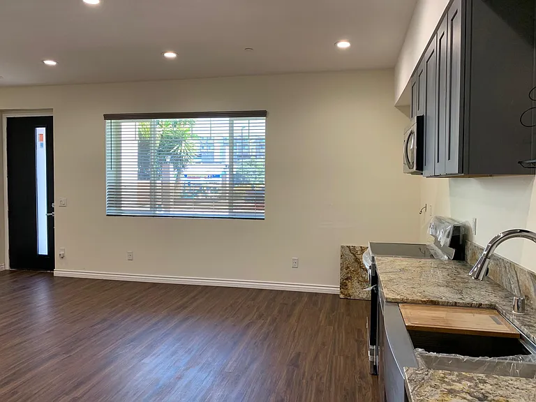 4730 Mission Bay Dr #F — Photo 8