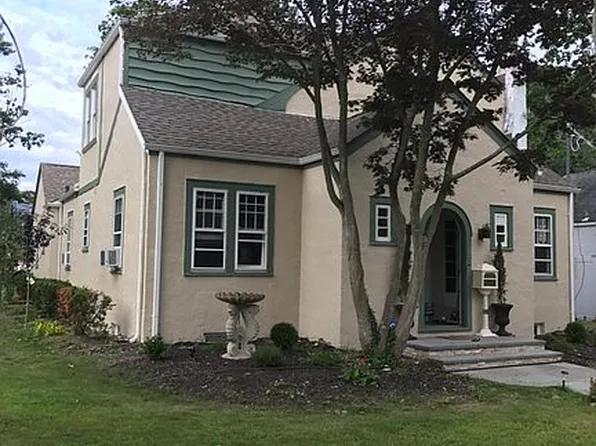 450 Peters Blvd, Brightwaters, NY 11718