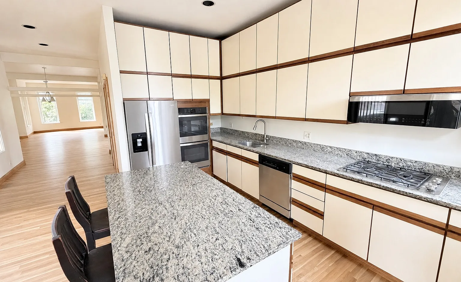 3 bed, 2.5 bath, 1500 sqft, $6,000 — Photo 2