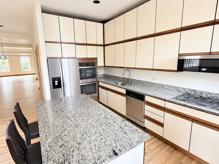 534 W Dickens Ave #2 — Photo 5