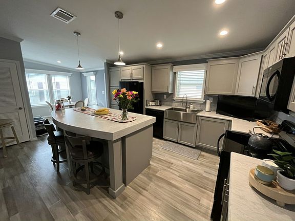 3rd image of 325 Killarney Cay