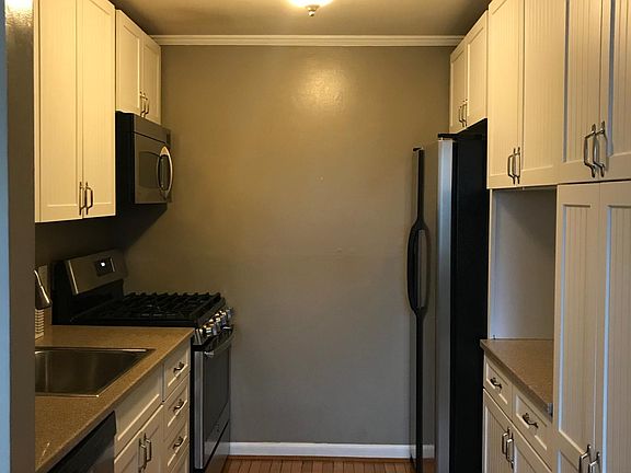 3rd image of 2841 Windsor Dr APT 303