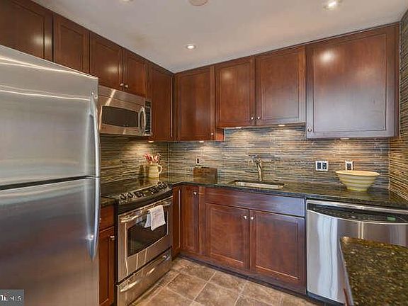 5th image of 1020 N Highland St Unit 1007