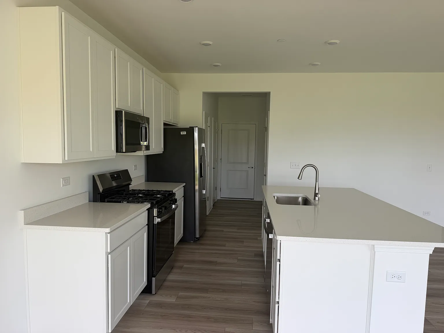 3 bed, 2.5 bath, 1800 sqft, $3,000 — Photo 4